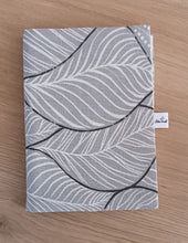 Charger l'image dans la galerie, photo de la couverture feuilles grises du planner agenda chrétien Elle Croit